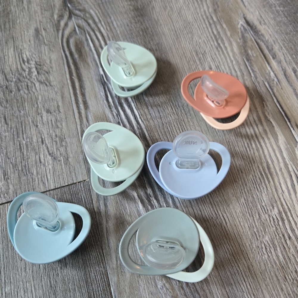 Assorted Color Pacifier Set Size 6-18 months - Picture 2 of 3